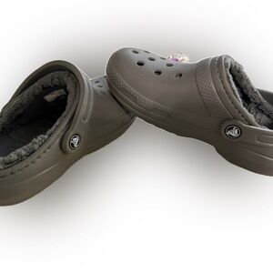 Crocs Women’s Insulated Faux Fur Dual Comfort Gray Shoes. Size 6